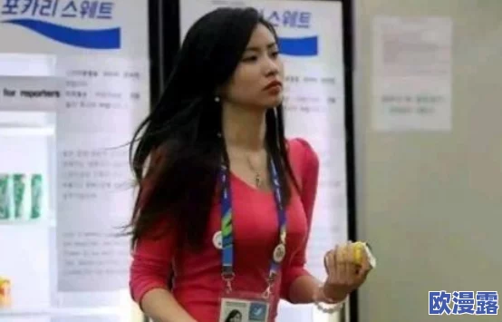 美女脱去内衣露出近日在社交媒体上引发热议网友纷纷猜测她的真实身份并对其大胆行为表示惊讶和赞赏